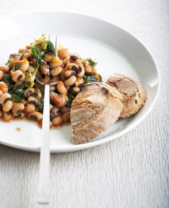 fasolia-mavromatika-me-agria-xiorta-olivemagazinegr