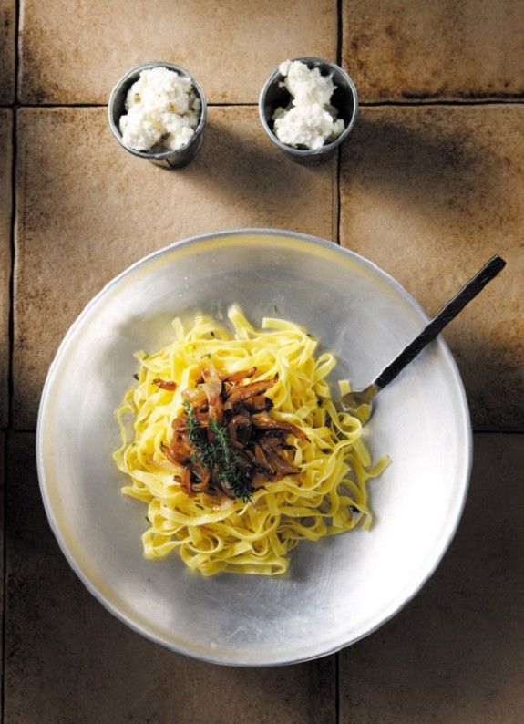 xylopites-me-karamelwmena-kremmydia-kai-ksinomyzithra-olivemagazinegr