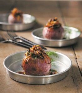 Onions stuffed with beef, raisins and pine nuts