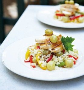 kotopoulo-fileto-me-saltsa-apo-stafilia-kai-aspro-krasi_EKSO_olivemagazine.gr