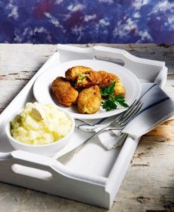 kroketes-mpakaliarou-me-skordalia-patatas_EKSO_olivemagazine.gr