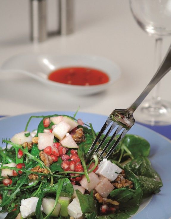 peasini salata me anthotyro rodi kai karydiaolive magazine.gr