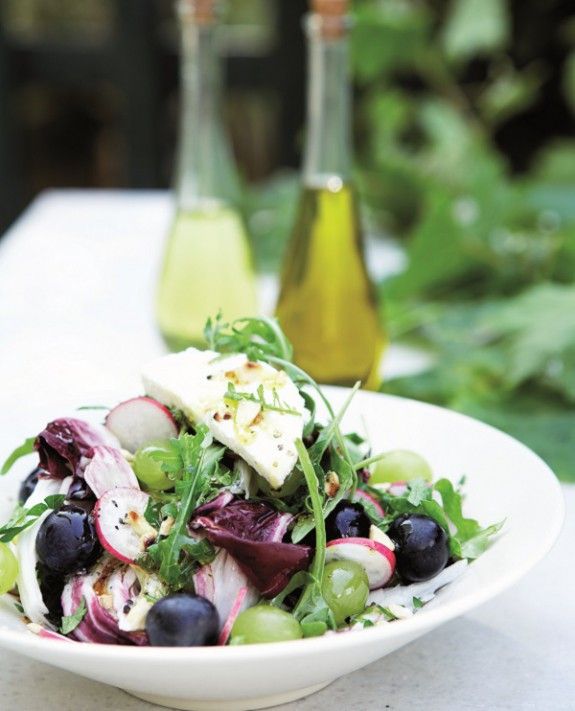 poluxrwmh salata me stafilia anthoturo kai amygdala