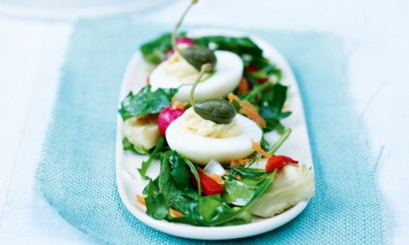 salata me gemista avga exo