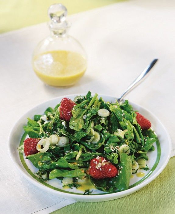 salata me spanaki fraoules sousami kai dressing portkaliou