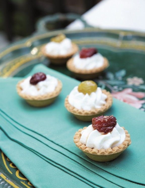 tarta me anthoturo kai karamelwmena stafilia.olivemagazine.gr