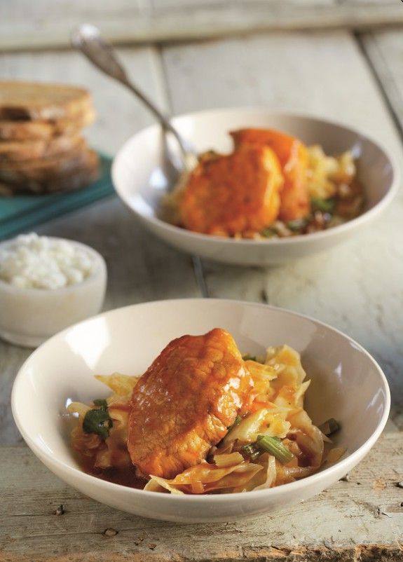 xoirino kokkinisto me laxano kai feta