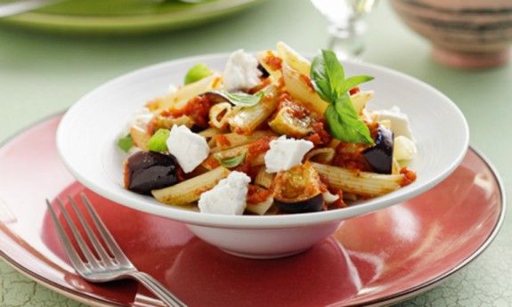 PENES ME SALTSA MELITZANAS KAI WRIMO ANTHOTYRO EXO