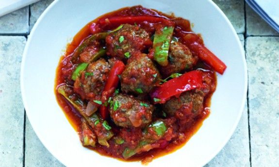 KEFTEDES KOKKINISTOI ME PIPERIES exo