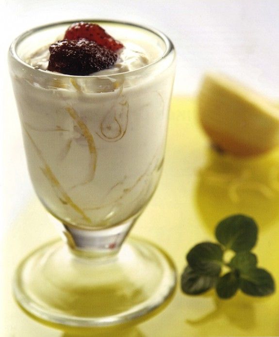 giaourti arwmatismeno me lemoni mazi me komposta fraoula