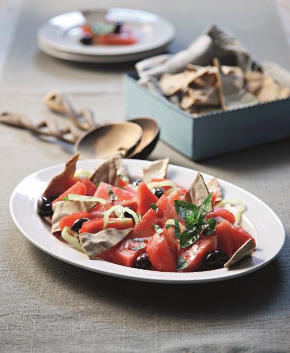 karpouzosalata me tomata kai vasiliko