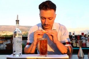 ΑΠΕRITIF-COCKTAIL-ΜΕ-ΤΣΙΠΟΥΡΟ-ΤΣΙΛΙΛΗ_Ο-ΓΙΑΝΝΗΣ-ΚΟΡΟΒΕΣΗΣ-ΠΡΟΣΘΕΤΟΝΤΑΣ-ΤΗΝ-ΤΕΛΕΥΤΑΙΑ΄ΝΟΤΑ’