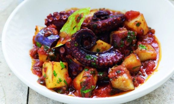 XTAPODAKI KOKKINISTO ME MELITZANES KAI PATATES exo