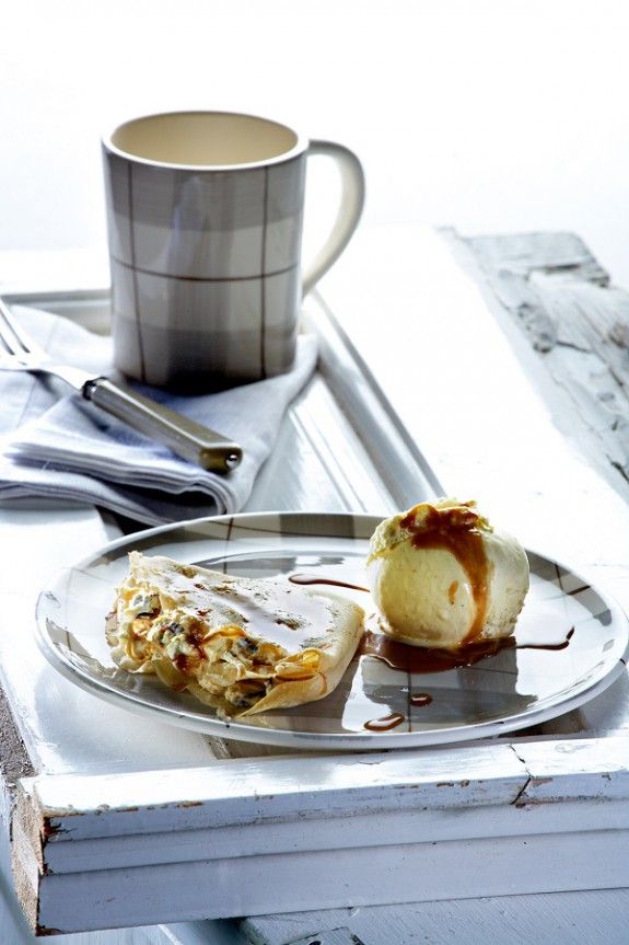 krepa me tyri krema rakomelo kai stafides kai saltsa karamelas