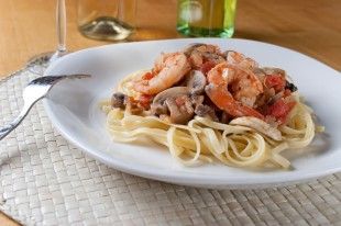 liguini me garides kai manitaria