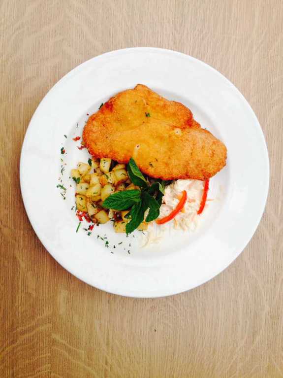 Schnitzel Χοιρινό με πατάτα καρέ, μπέικον & σαλάτα coleslaw