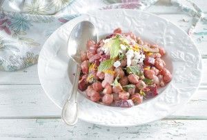 Salad with chickpeas, roasted beets and onions
