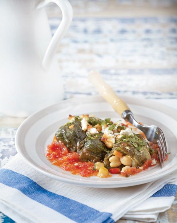 maroulontolmades-me-revithia-saganaki