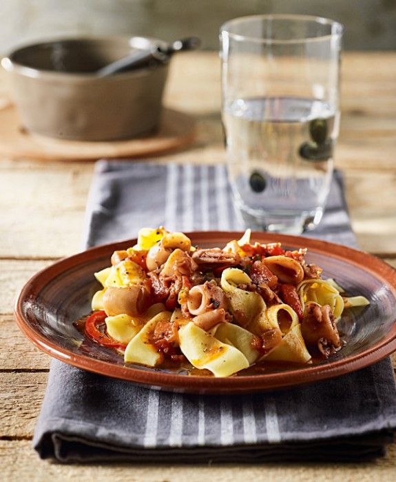 TALIATELES-ME-SALTSA-KALAMARAKIA1