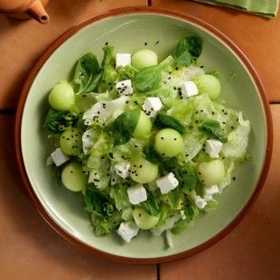 SALATA-PEPONI-FETA-VASILIKOS