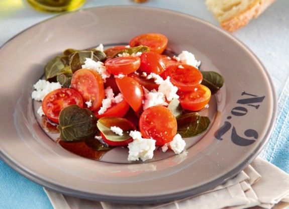 salata-me-ntomatakia-k-anthotyro-anoigma