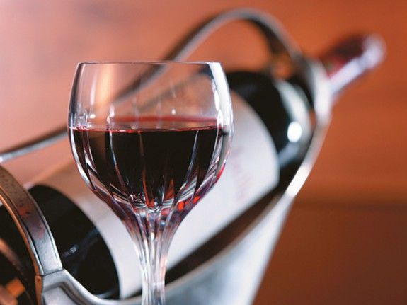 Food_Drinks_A_glass_of_red_wine_011942_