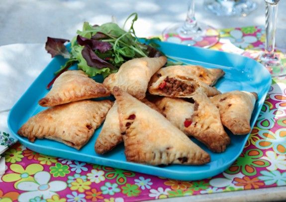 kreatopitakia-me-kokkini-piperia-anoigma