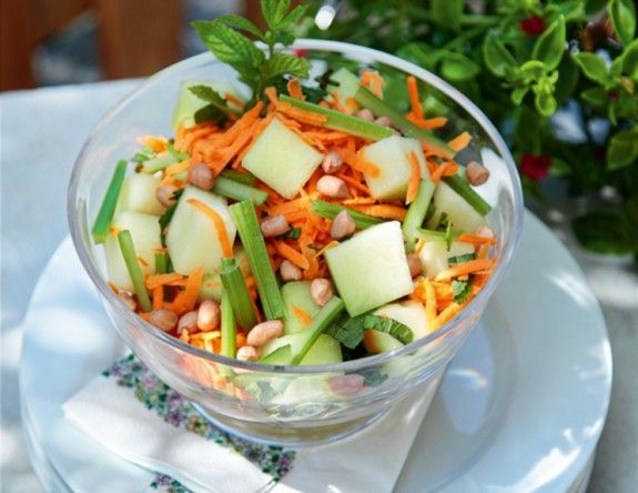 salata-me-selino-karoto-peponi-anoigma