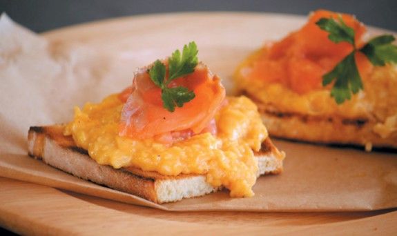 the-egg-scrumbled-eggs-με-σολωμο