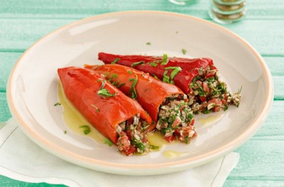 piperies-gemistes-me-salata-gaurou-anoigma