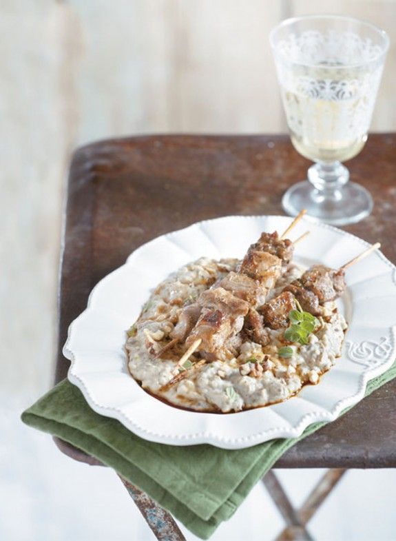 arni-souvlaki-me-poure-melitzanas-k-stafili