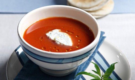 krya-tomatosoupa-me-krema-apo-ble-tyri-anoigma