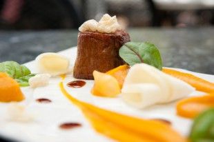 07.-Dalliance-_-Χοιρινό-φιλέτο-με-πουρέ-γλυκοπατάτας,-σεληνόριζα,-σάλτσα-μπαχαρικών