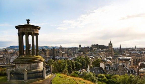 Nelsons-Monument-on-Carlton-Hill-overlooking-the-city2