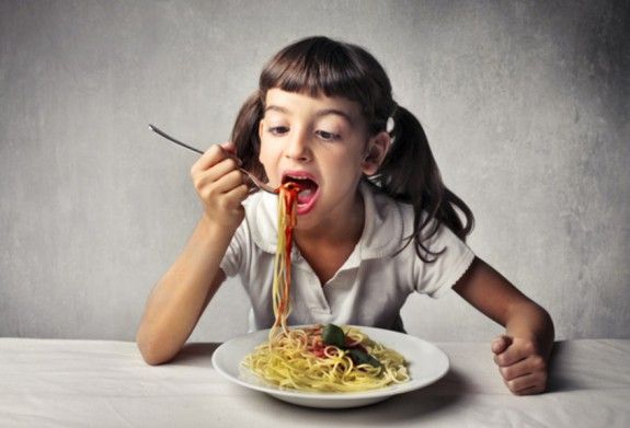 paidi-pou-trwei-makaronia1