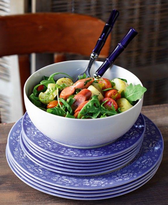 salata-me-vrastes-patates-kai-loukanika