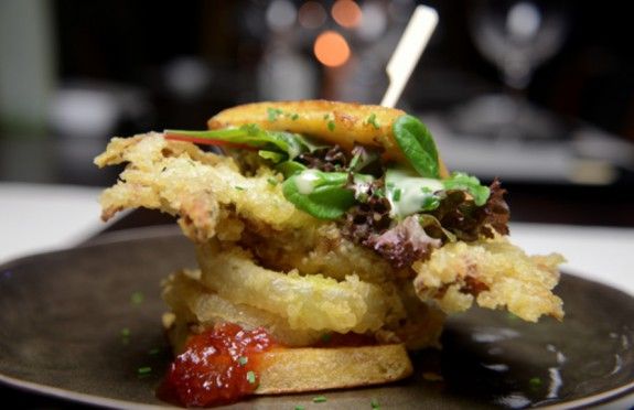 Sandwich-καβουριού-με-onion-rings-και-μαρμελάδα-τομάτας-τσίλι