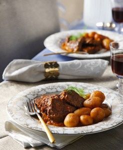 mpoukitses-mosxariou-stin-katsarola-&-mikres-strogylles-patates-me-paprika