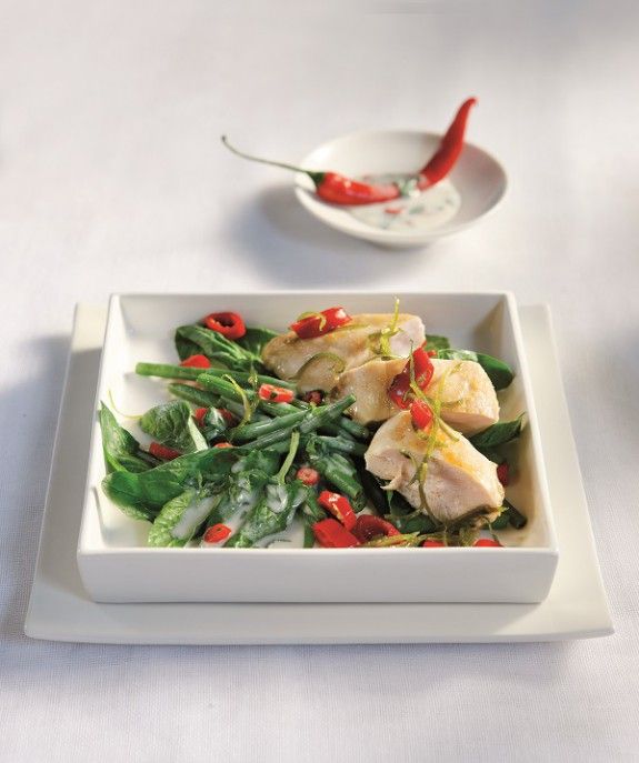 SALATA ME KOTOPOYLO KAI TSILI