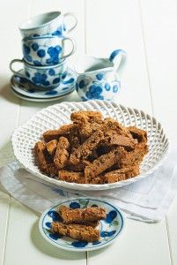 Crispy raisin and cinnamon biscuits