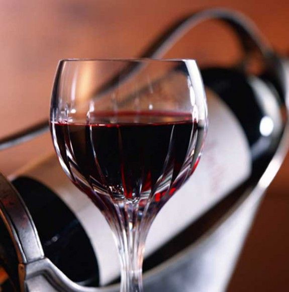 Anoigma-Food_Drinks_A_glass_of_red_wine_011942_