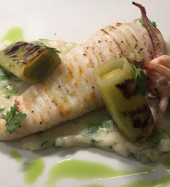 anoigma–Kαλαμάρι-σχάρας-με-πράσο-και-κολοκάσι