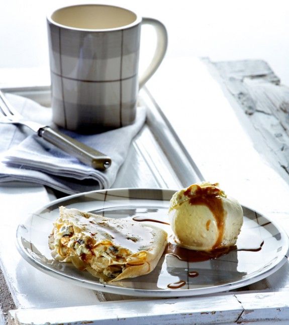 anoigma-krepa-me-tyri-krema-rakomelo-kai-stafides-kai-saltsa-karamelas