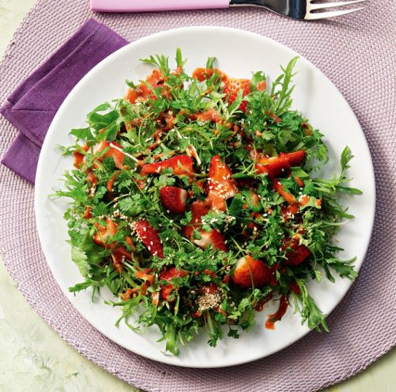 PRASINH-AROMATIKH-SALATA-ME-FRAOULES