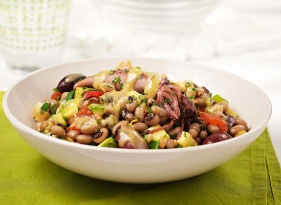 SALATA-MAVROMATIKA-ME-KALAMARAKIA