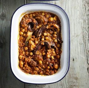 Oven-roasted chickpeas and octopus in tomato sauce