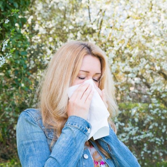 kopela me allergia anoigma