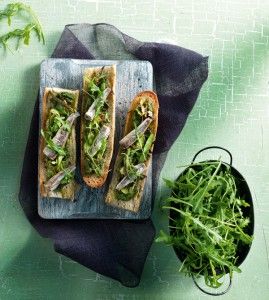 Bruschettas with sardines and courgette