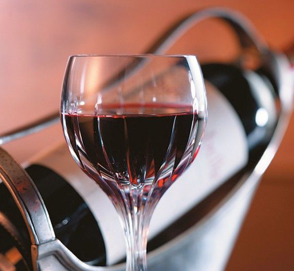 ANOIGMA-Food_Drinks_A_glass_of_red_wine_011942_