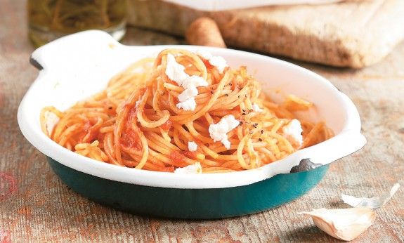 21151006_04720_makaronia-me-skordati-saltsa-ntomatas